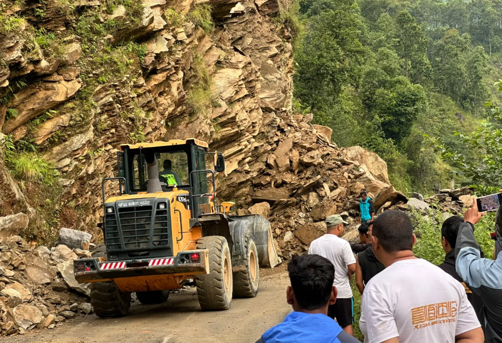 १७ घण्टापछि खुल्यो भोर्लेको सडक, पहिरोमा रोकिएका सवारी गन्तव्यतर्फ