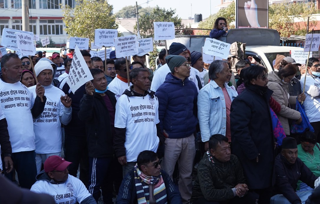 खोला किनारको मापदण्डविरुद्ध माइतीघरमा प्रदर्शन