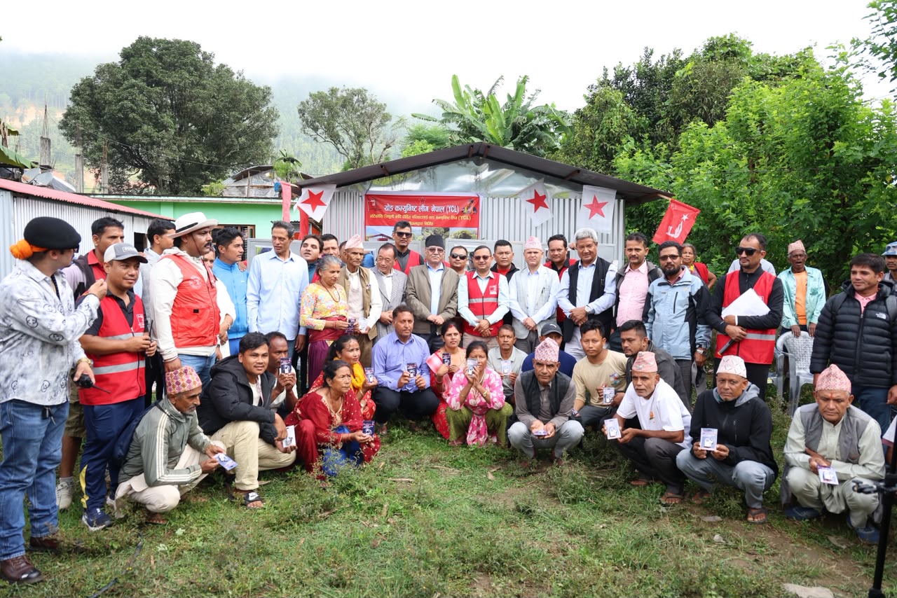 बाढीपीडितका लागि वाइसीएलले बनायो २१ अस्थायी आवास, प्रचण्डले गरे हस्तान्तरण