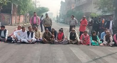 मधेस प्रदेश भवन अगाडि सात दलका नेता कार्यकर्ताहरूको धर्ना