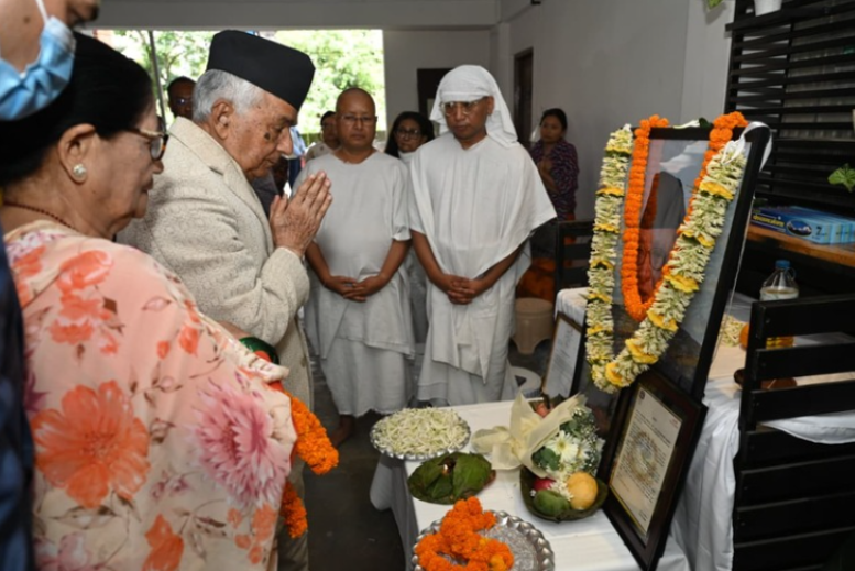 गोपालमान श्रेष्ठको निवास पुगेर राष्ट्रपति पौडेलले श्रद्धाञ्जली अर्पण गरे