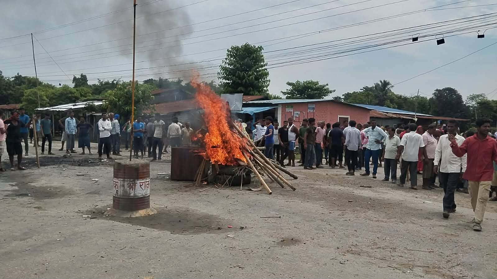 कप्तानगञ्जमा सेना परिचालनको विरोधमा लौकही र इनरुवामा प्रदर्शन