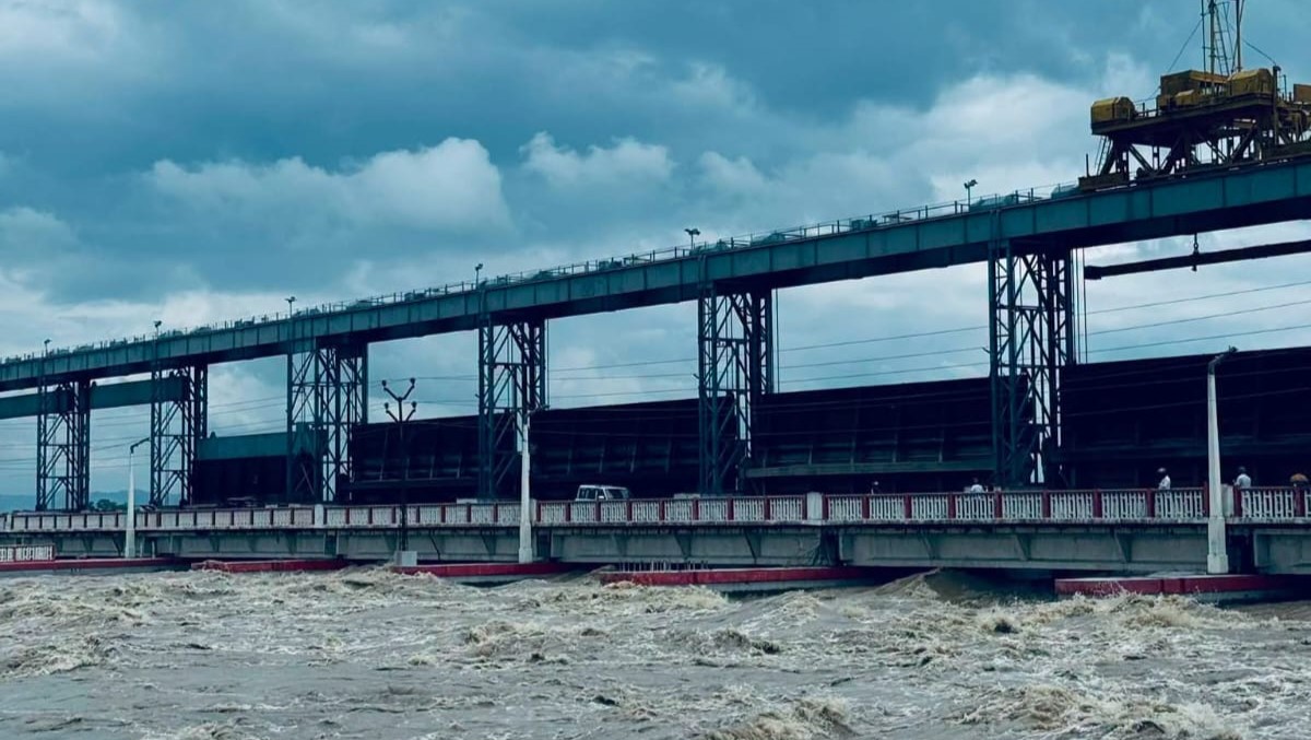 सप्तकोशी उर्लिँदै, बहाव २ लाख क्युसेक नाघ्यो; कोशी ब्यारेजका २४ ढोका खोलिए