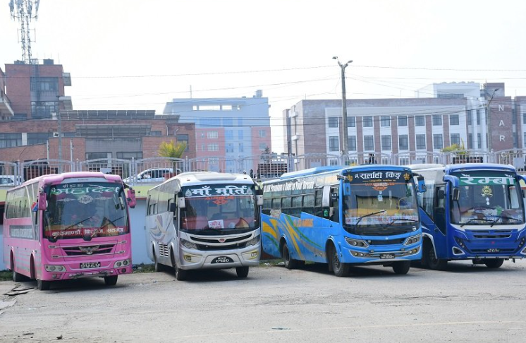 जडीबुटीमा नदी करिडोर सडकमा रात्री बसको जथाभावी पार्किङ