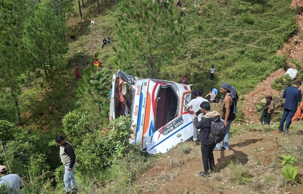 बैतडीमा यात्रुबाहक बस दुर्घटना : १७ जना घाइते, बस ६० मिटर तल खस्यो