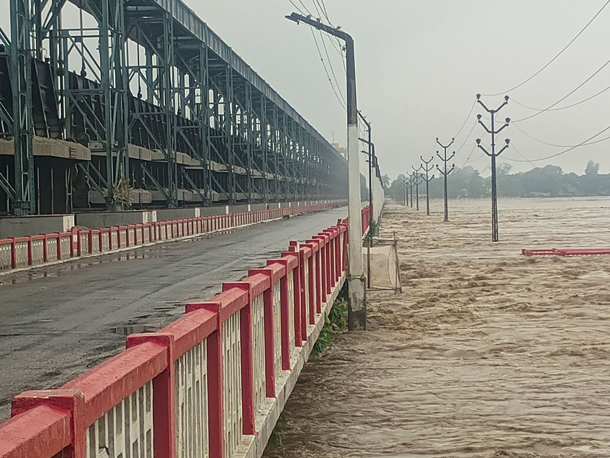 सप्तकोशीमा बढ्यो बाढीको खतरा, कोशी ब्यारेजका २३ ढोका खोलिए
