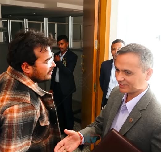 ज्ञानेन्द्र शाहीले गरे गृहमन्त्री ओमप्रकाश अर्यालसँग हात मिलाउँन अस्वीकार