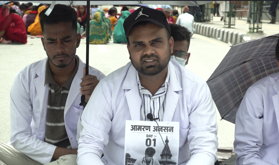 समान स्टाइपेन्डको माग गर्दै इन्टर्न चिकित्सक आमरण अनसनमा