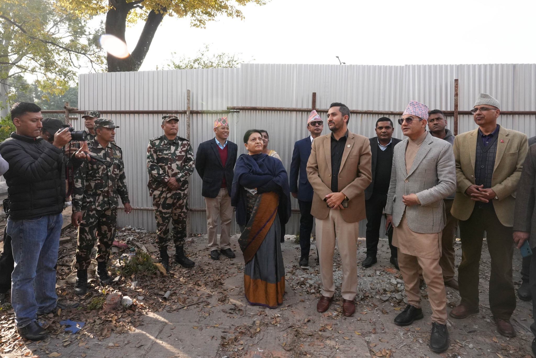 पूर्वराष्ट्रपति भण्डारीले गरीन आगजनीमा परेको सिंहदरबारको अवलोकन