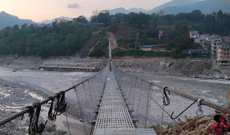 बाढीले बगाएको त्रिशूली–ढुङ्गे जोड्ने पुल एक महिनामै पुनर्निर्माण, भोलिदेखि सञ्चालनमा आउने