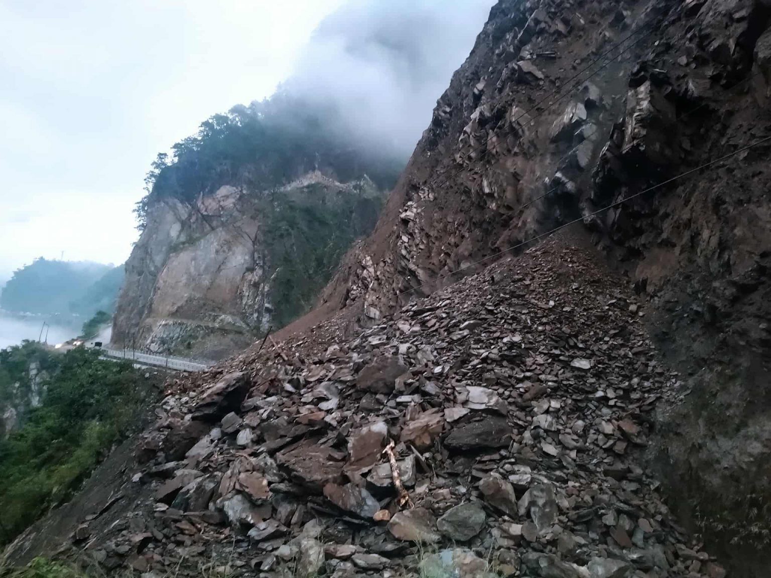 तुइन खोलामा फेरि खस्यो पहिरो, नारायणघाट–मुग्लिन सडक खण्ड अवरुद्ध