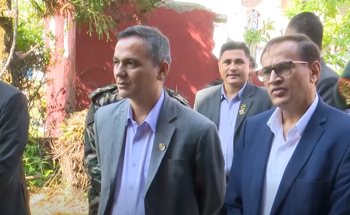 जेन-जी आन्दोलनमा क्षतिग्रस्त राष्ट्रपतिको घरमा निरीक्षण गर्न पुगे गृहमन्त्री