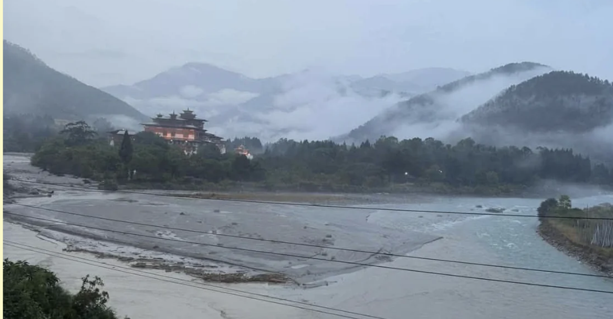 भुटानमा हिमताल फुटेर भीषण बाढी, सडक र चर्चित तातोपानी कुण्ड बगायो