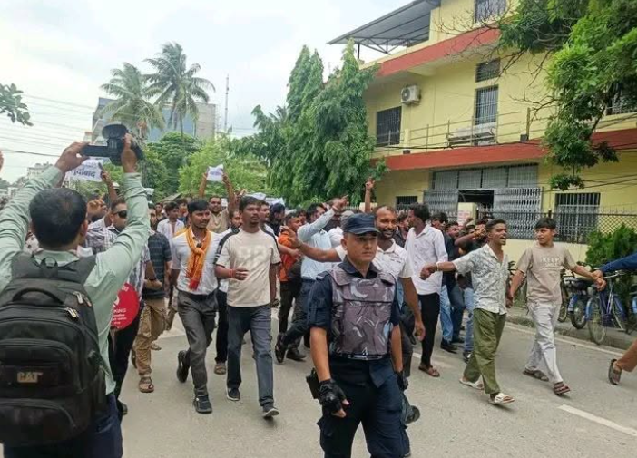 देवानगञ्ज घटनामा कारबाहीको माग गर्दै मोरङ प्रशासनअघि प्रदर्शन