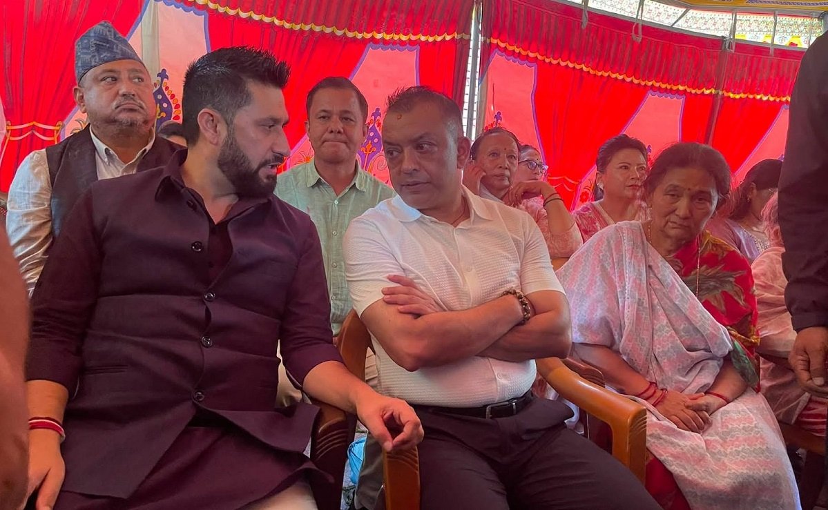 कांग्रेस कार्यालयमा गोपालमान श्रेष्ठप्रति श्रद्धाञ्जली अर्पण गर्न पुगे रवि