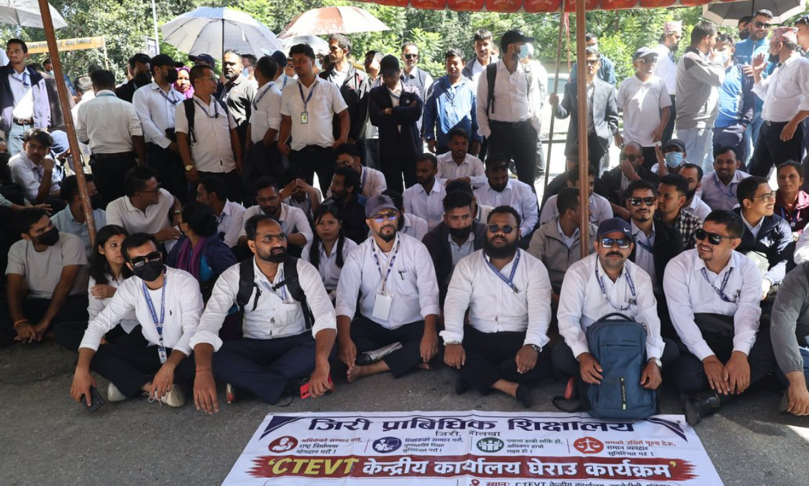 माग पूरा गर्न सीटीईभीटीका करार र ज्यालादारी श्रमिकले केन्द्रीय कार्यालय घेराउ गर्ने