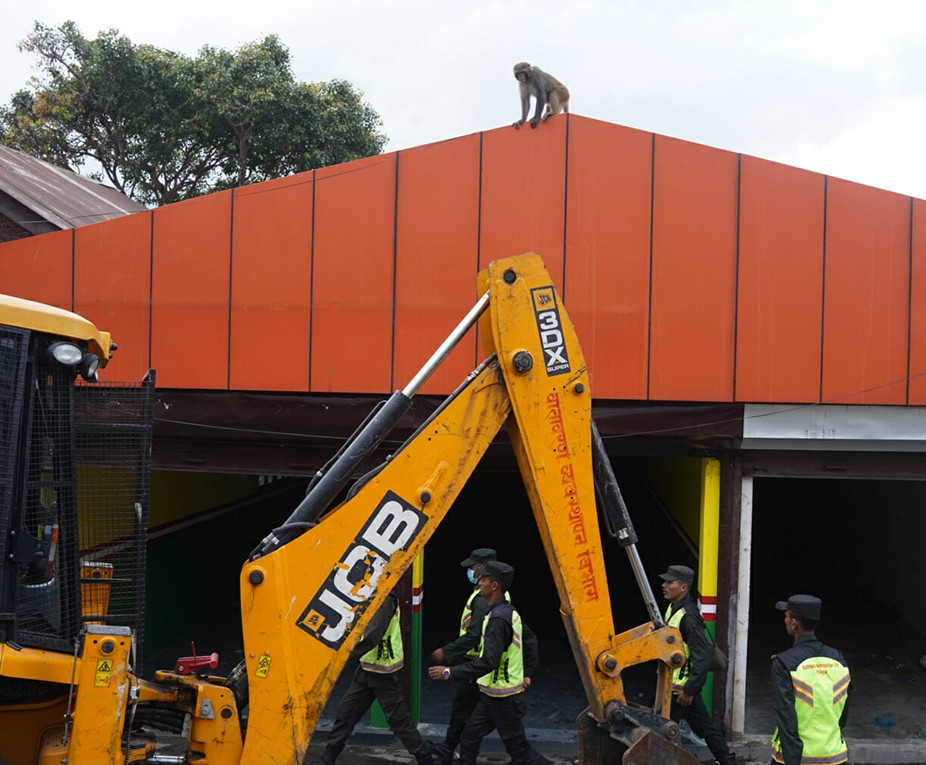 थापाथलीको ट्राफिक बिट भत्काउन पुग्यो महानगरको डोजर