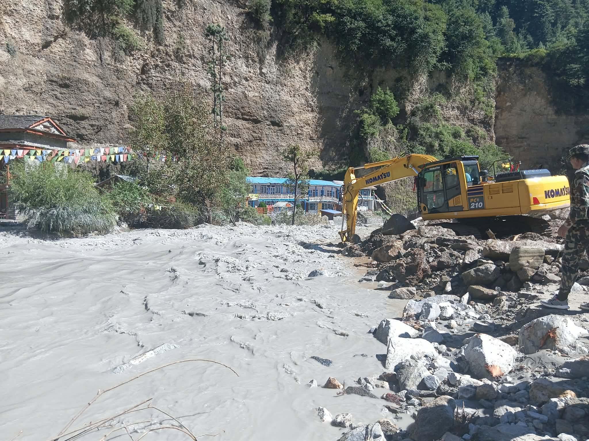 मनाङमा थुनिएको मर्स्याङ्दी खोल्न ब्लास्ट गरिँदै