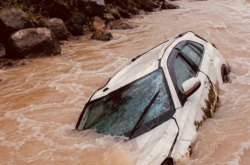 बसको ठक्करबाट सुनकोशीमा कार खस्यो, उद्धार जारी