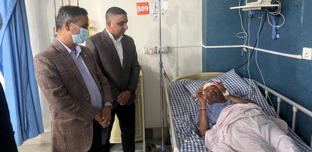 धादिङ बस दुर्घटनाका घाइते भेट्न गृहमन्त्री ओमप्रकाश अर्याल  अस्पतालमा