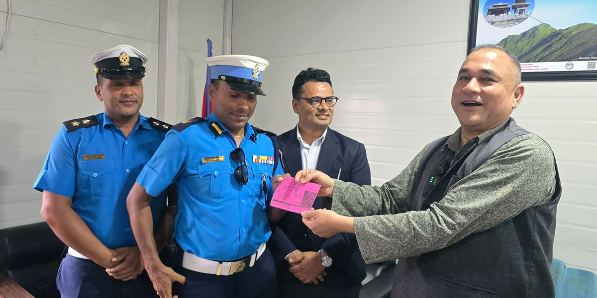 हेल्मेट नलगाई बाइक चलाउँदा मुख्यमन्त्री शाहलाई निवासमै पुगेर काटियो ट्राफिक चीट