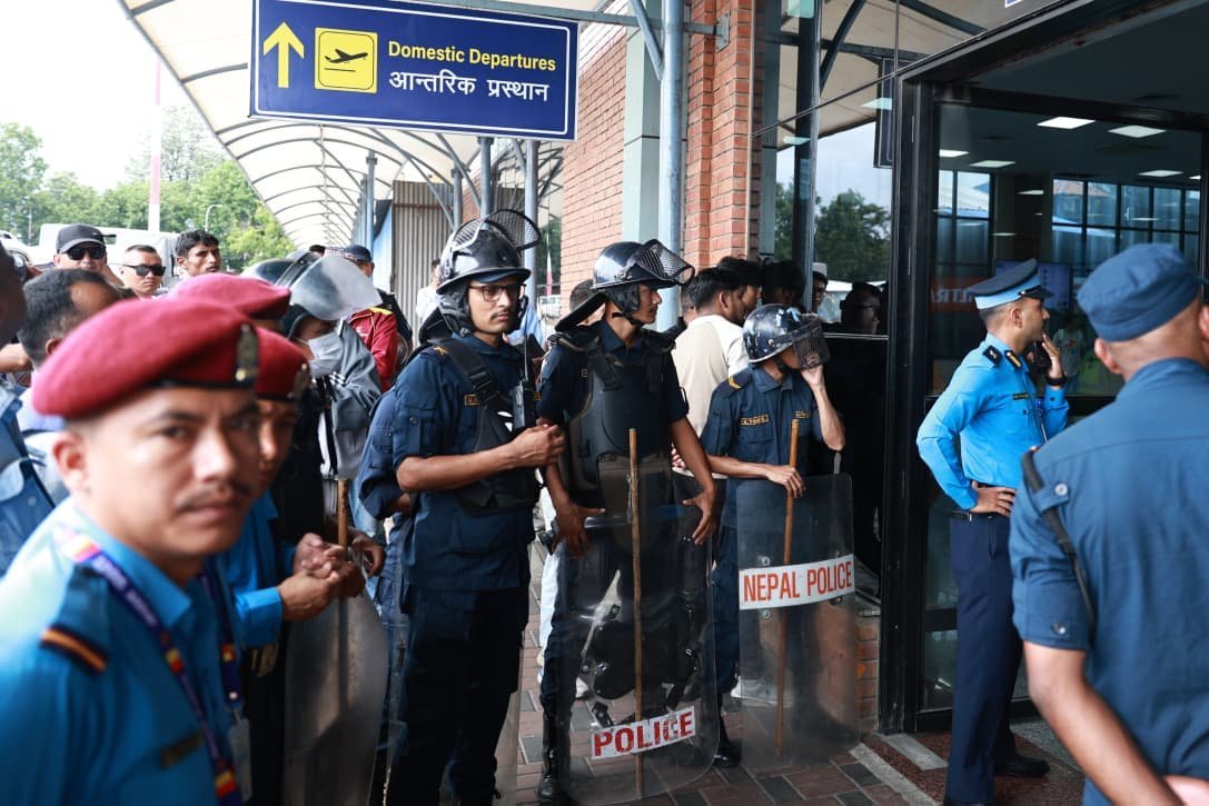 सरकारविरुद्ध बोल्ने डरले दुर्गा प्रसाईंमाथि लगाम, विमानस्थल ओर्लनासाथ नियन्त्रणमा लिएर सिधै घर पुर्‍याइयो