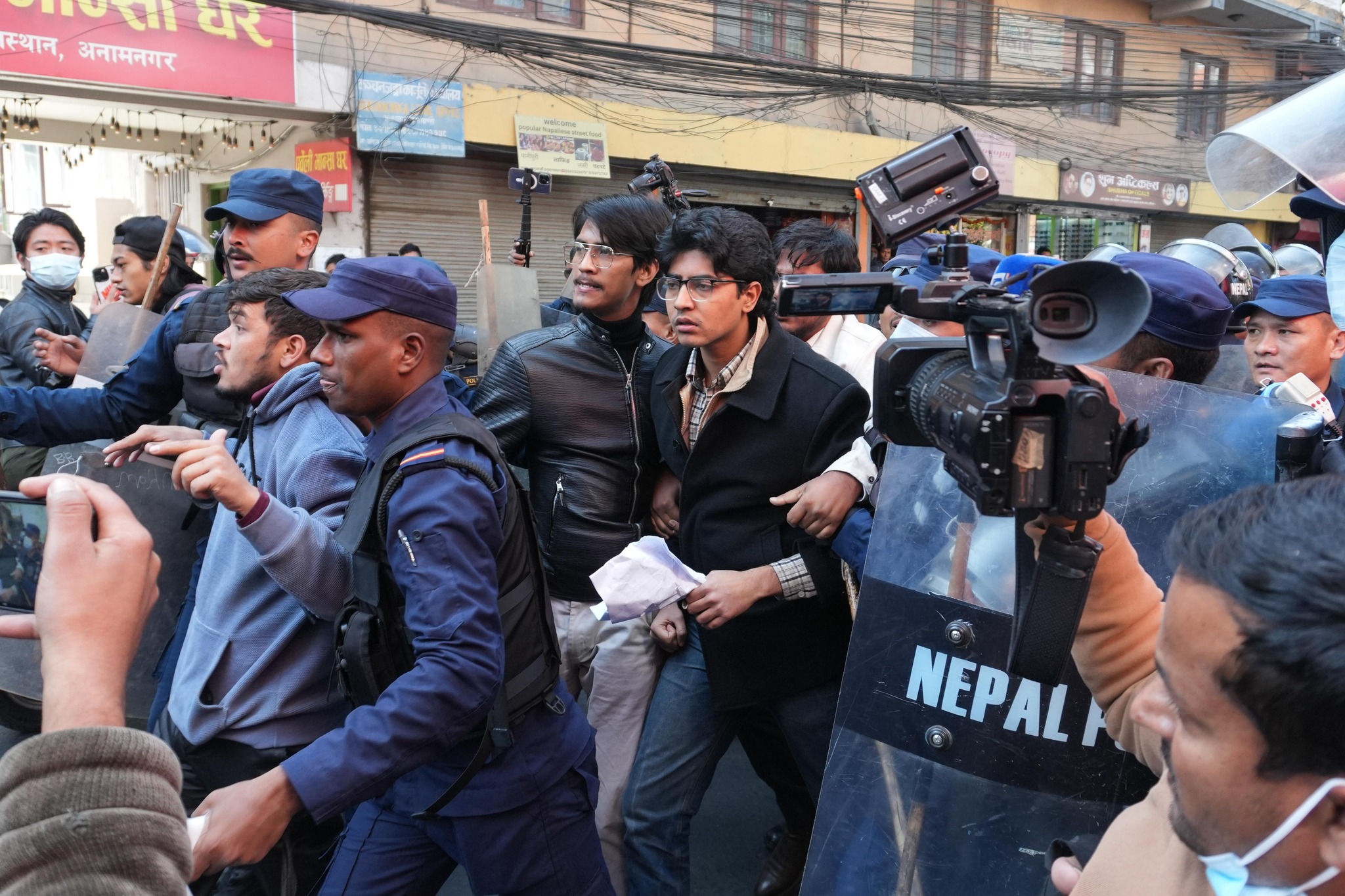 सिंहदरबार छिर्न खोजेका मिराज ढुंगानाको समूहलाई प्रहरीले हटायो