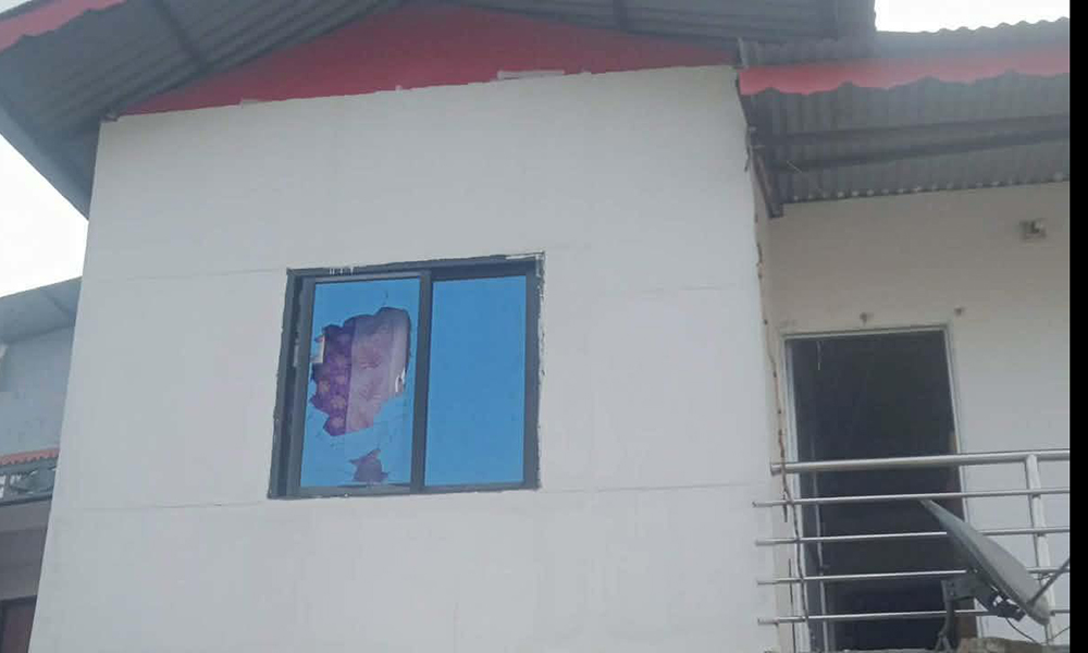 झापा-५ रास्वपा सम्पर्क कार्यलयमा तोडफोड