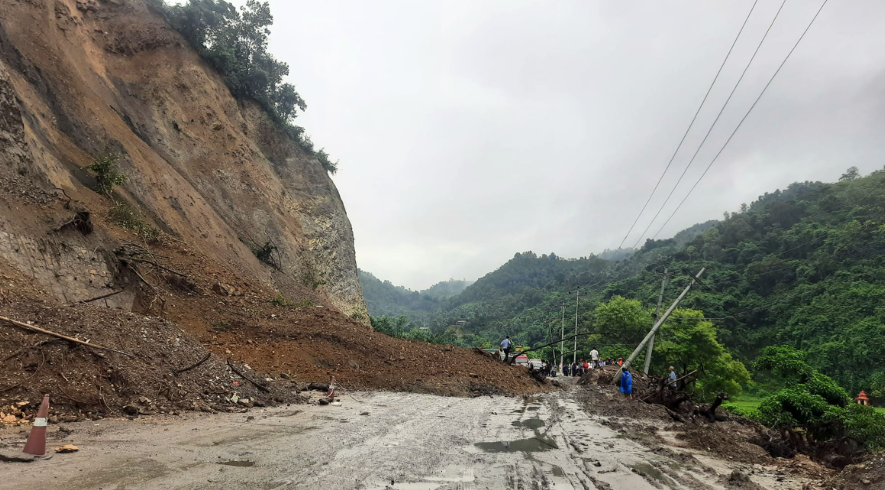 वर्षाका कारण सडकमा पहिरोको जोखिम, पृथ्वी राजमार्ग सञ्चालनमा