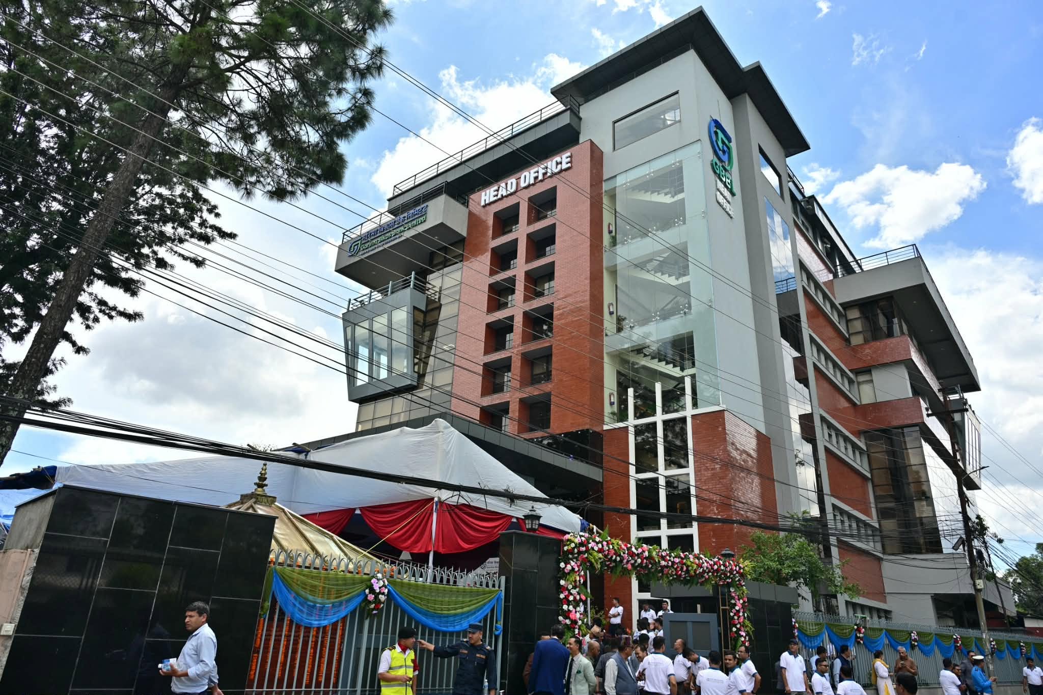 गरिमा विकास बैंकले बालुवाटारस्थित आफ्नै भवनबाट थाल्यो सेवा