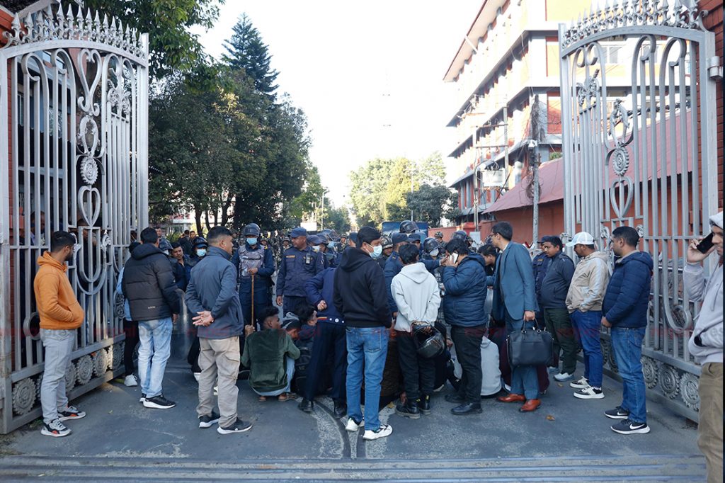 अर्थमन्त्री भेट्न गएका जेन्जी सिंहदरबार छिर्न नपाएपछी गेटमा धर्ना