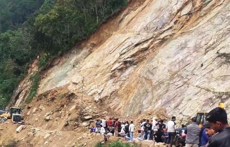 सुक्खा पहिरोले अवरुद्ध राप्ती राजमार्ग तीन घण्टापछि खुल्यो