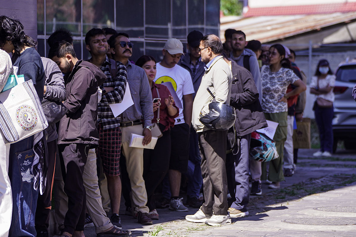 मतदाता नामावलीमा नाम दर्ता गराउन युवाको भीड