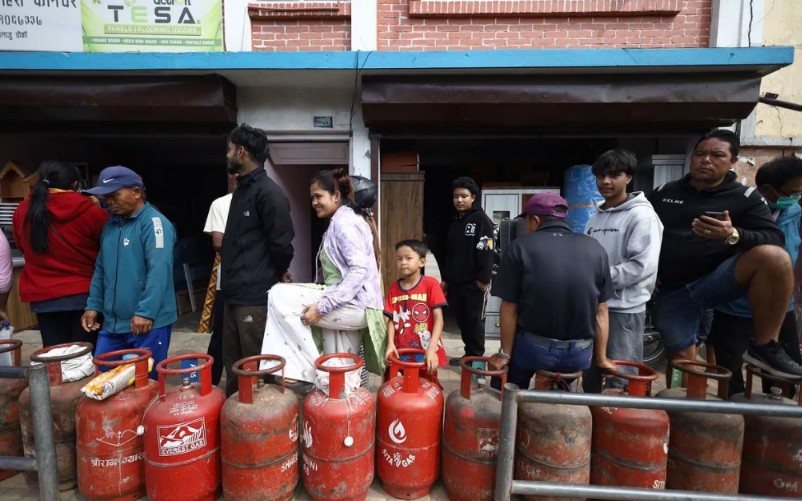 दसैँमा पनि ग्यासको हाहाकार, घण्टौँ लाइन बस्दा उपभोक्ता हैरान