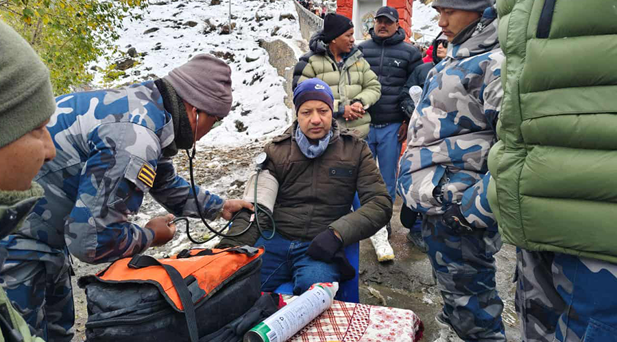 मुस्ताङमा आन्तरिक पर्यटकको स्वास्थ्य परीक्षण