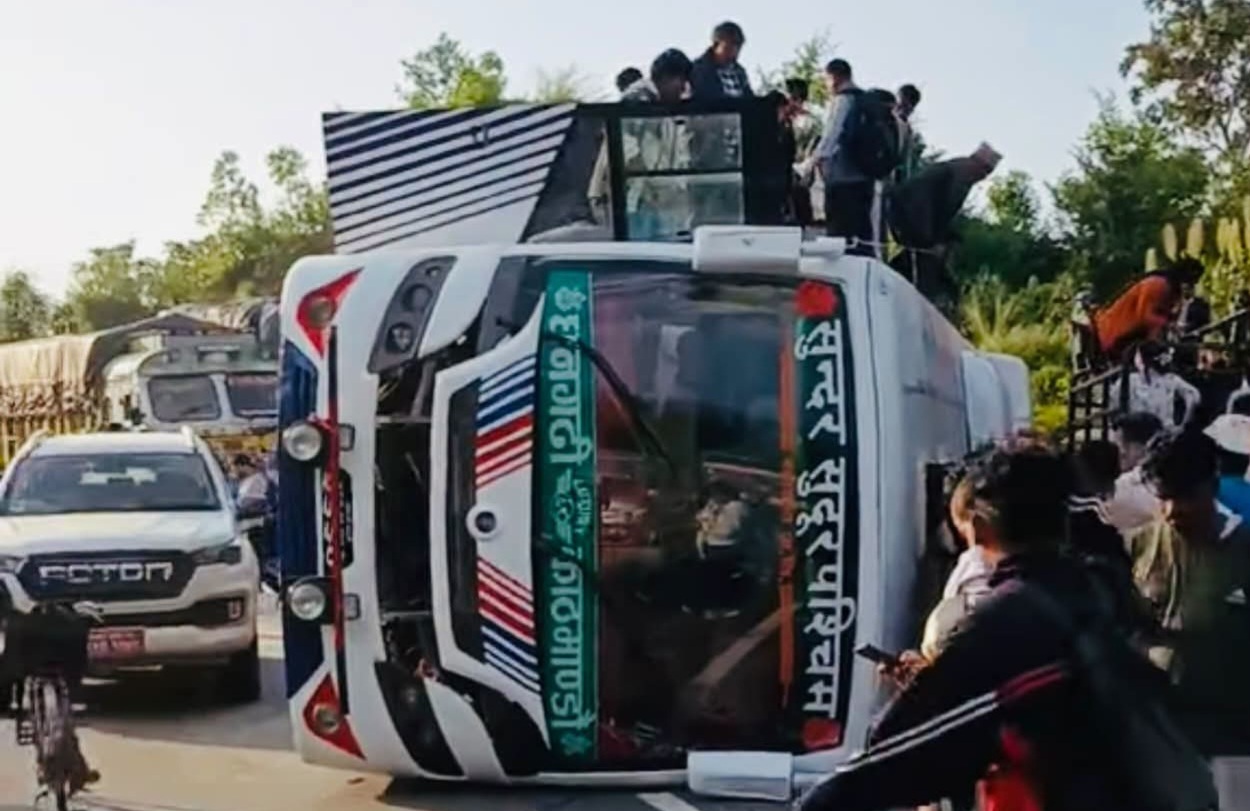 बर्दघाटमा यात्रुवाहक बस पल्टियो, ७ घाइते