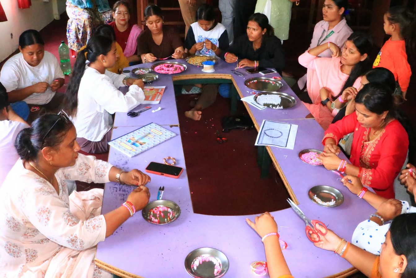 महिनावारी चक्रबारे अभिमुखिकरणका साथै ब्रासलेट बनाएर बितरण