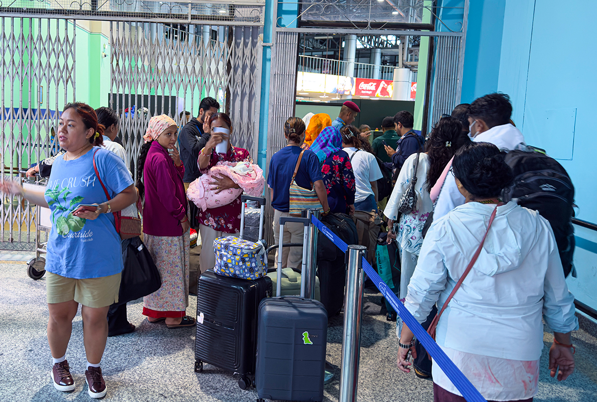 विमानस्थलमा यात्रुको सास्ती, गेट दुई तर सञ्चालनमा एक मात्रै