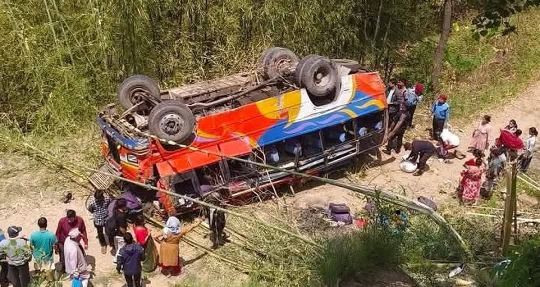 धनकुटामा बस दुर्घटना हुँदा ३ जना घाइते
