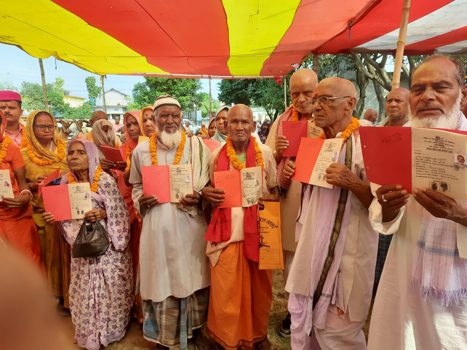 लालपुर्जा वितरण तिव्र, नापजाँच सकिएको १४ वर्षपछि महोत्तरीका २५० स्ववासी परिवारले पाए लालपुर्जा