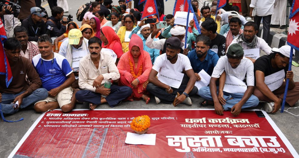नागरिकता र लालपुर्जाको माग गर्दै सुस्तावासी काठमाडौंमा, माइतीघरमा सुरु भयो शान्तिपूर्ण धर्ना