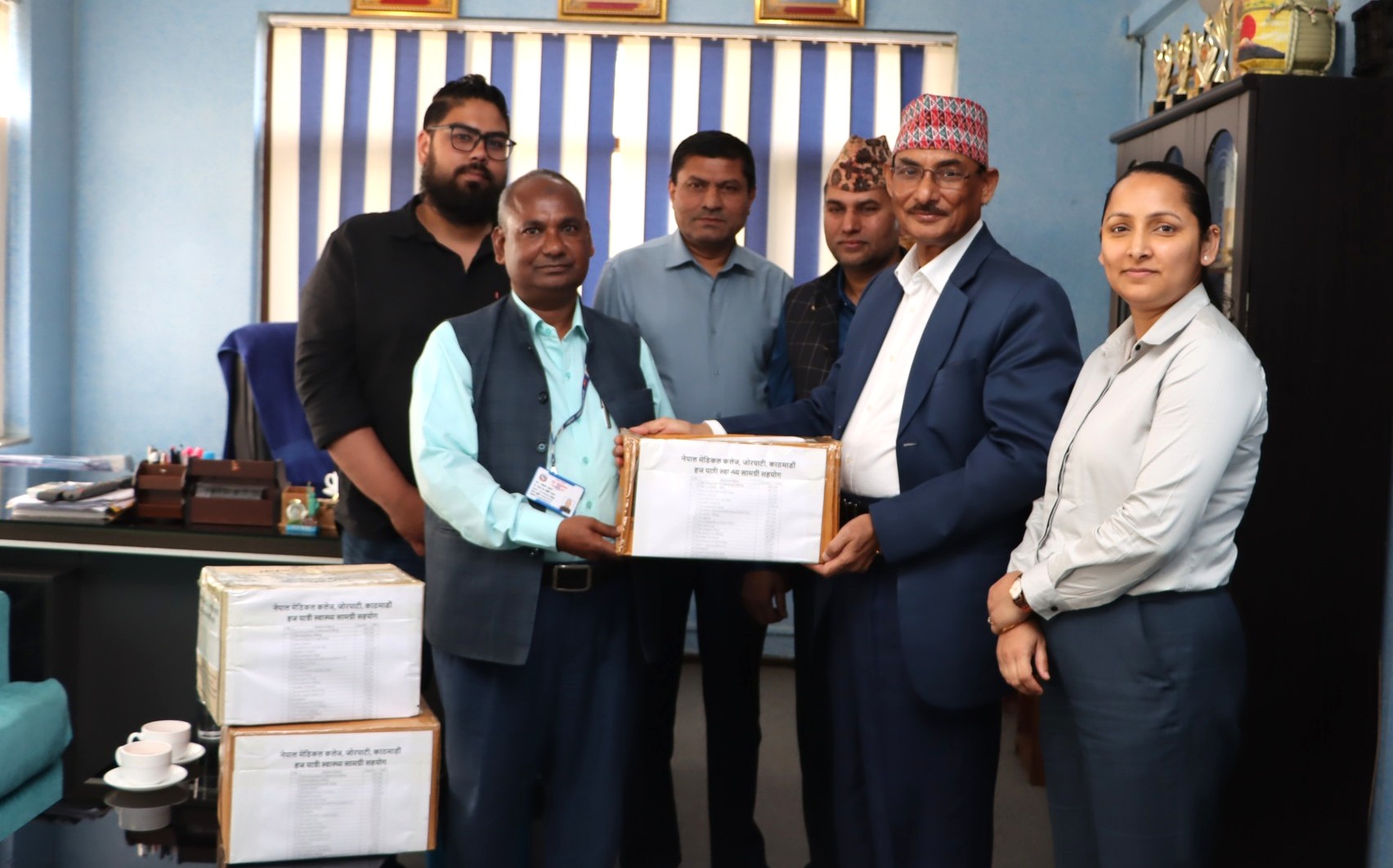 नेपाल मेडिकल कलेजद्वारा हजयात्रीलाई स्वास्थ्य सामग्री प्रदान।