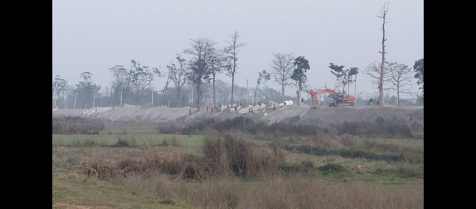 गौर डुबानको जोखिम बढ्ने चिन्ता: बाँध मर्मतका नाममा उच्चाइ बढाउने र साइफन बन्द गर्ने काम तीव्र, प्रशासन मौन