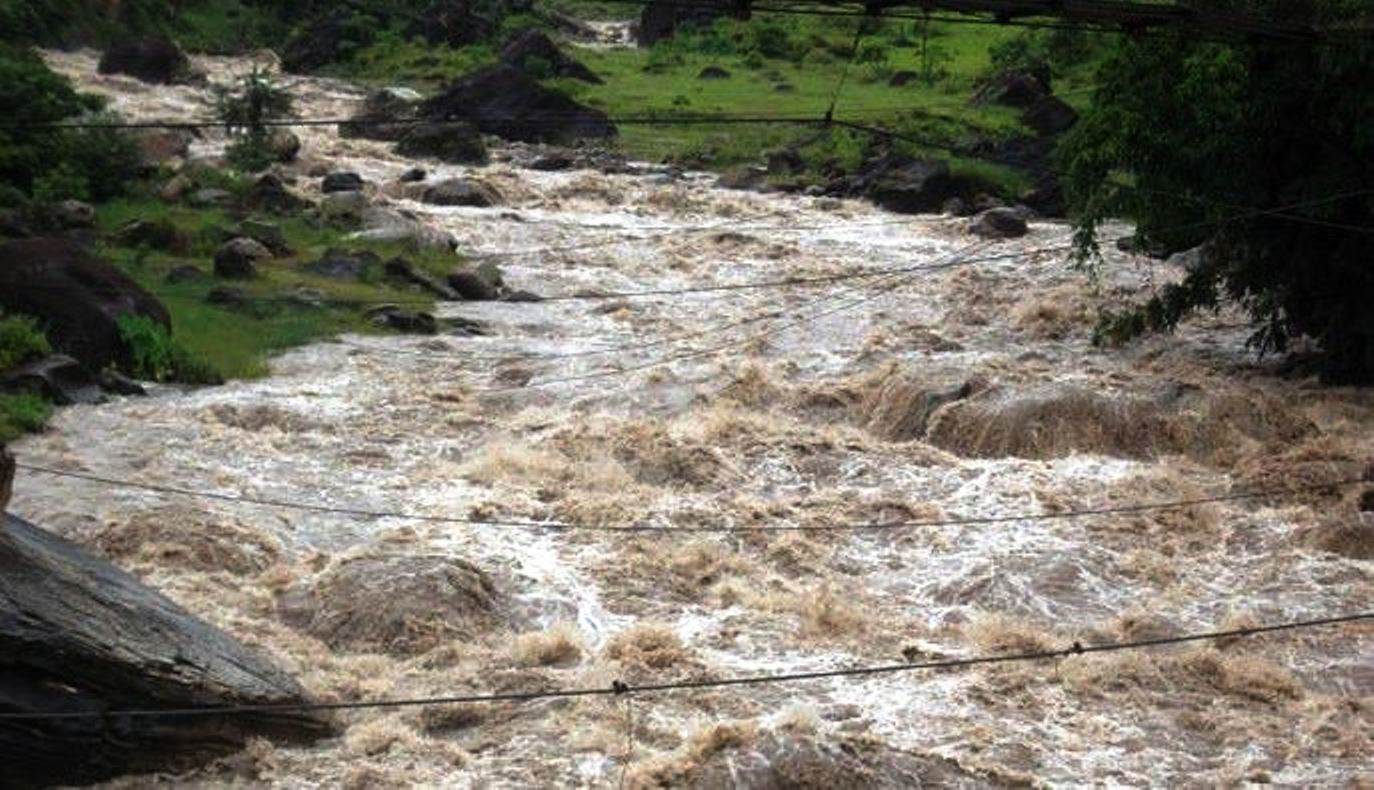 खोलाको भेलले चार बालिका बगायो, दुईको मृत्यु, एक बेपत्ता