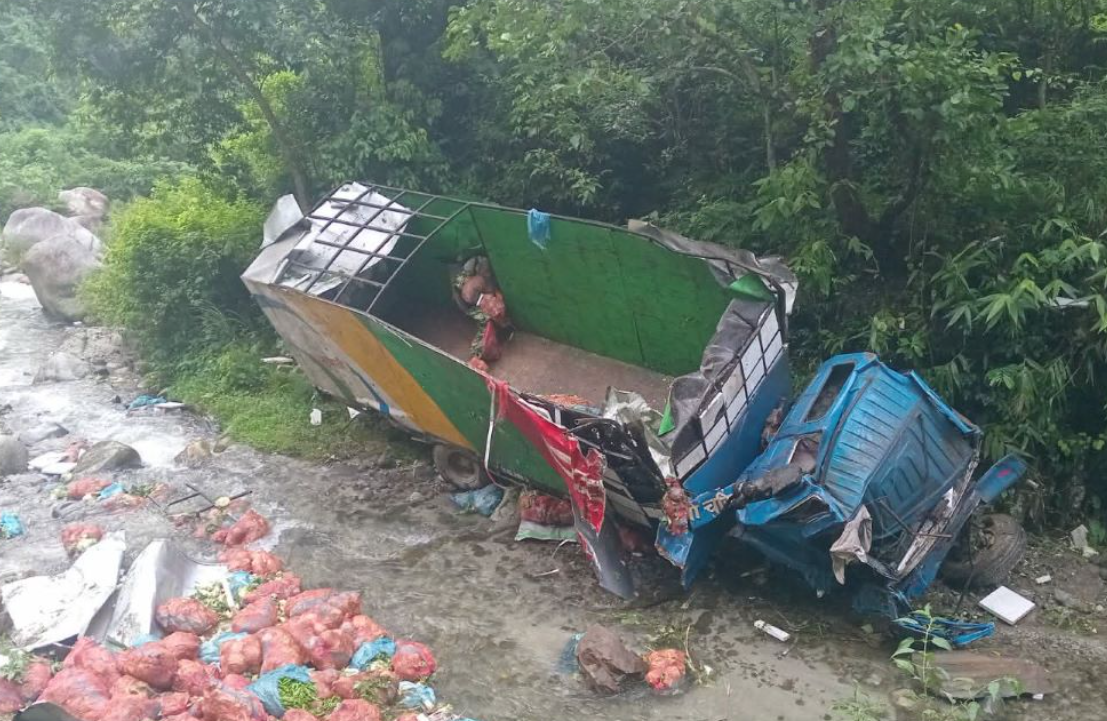 मकवानपुरमा तरकारी बोकेको ट्रक खोलामा खस्यो, एक जनाको मृत्यु