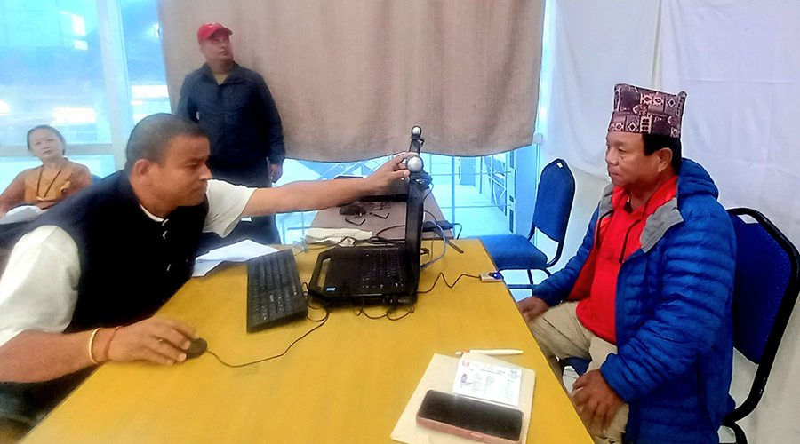 शिक्षामन्त्री महावीर पुनले मतदाता नामवलीमा गराए नाम दर्ता