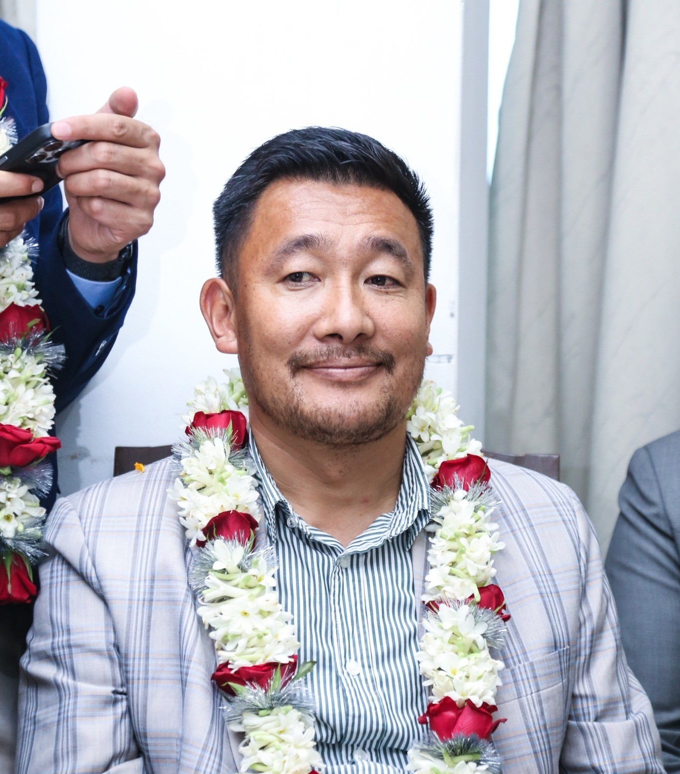 एमाले निकट युवा संघको अध्यक्ष बन्दै महाराज गुरुङ