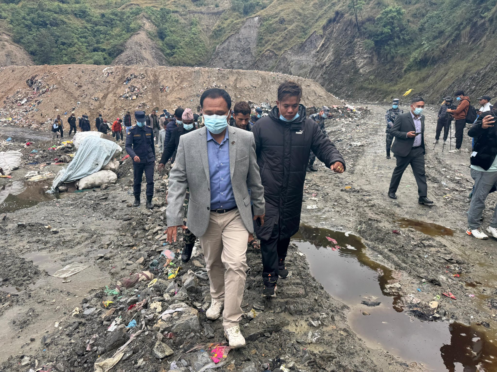 स्थानीयसँग छलफल गर्न बञ्चरेडाँडा पुगे मन्त्री घिसिङ