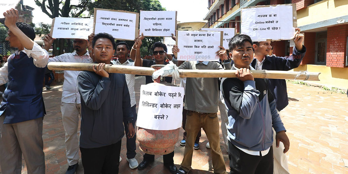 ग्यास अभावले पढाइ प्रभावित भएको भन्दै नेविसंघको प्रदर्शन