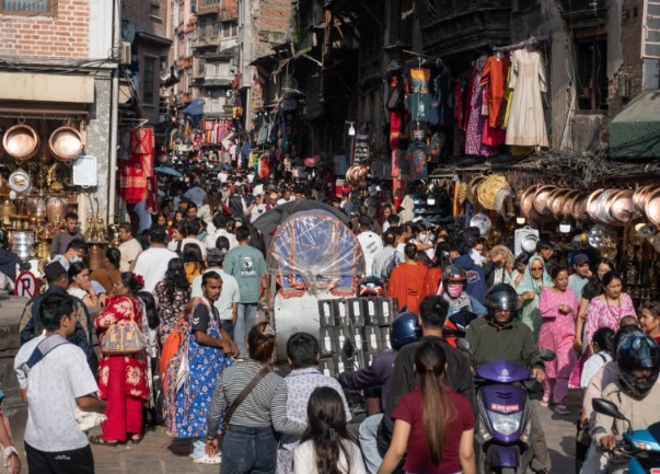 दसैँ नजिकिँदै गर्दा न्यूरोडमा बढ्यो किनमेल गर्नेको भीड, सवारी जामले यात्रु हैरान